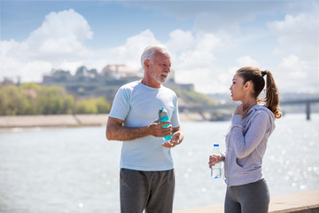 Father and daughter, they recreate on the quay by the river