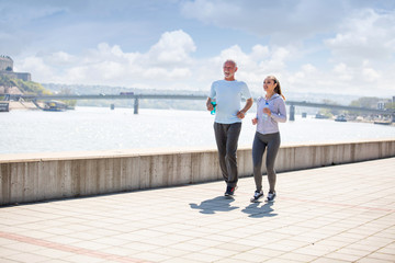 Father and daughter, they recreate on the quay by the river