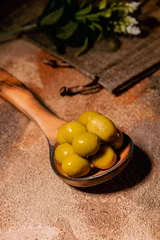 Foto op Plexiglas green olives on wooden table © Alejandro Hernandez