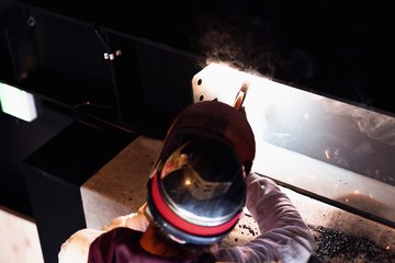 工場で溶接をする職人