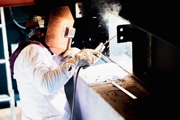 工場で溶接をする職人