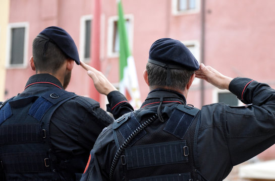Italian soldiers saluting flag of Italy. Carabinieri saluting Italian flag. Italian Armed Forces