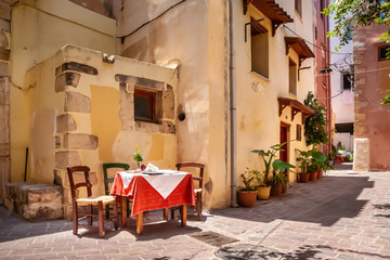 Fototapeta na wymiar Courtyard of the tavern in the port of Chania