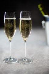 Kieliszki szampana z bąbelkami
