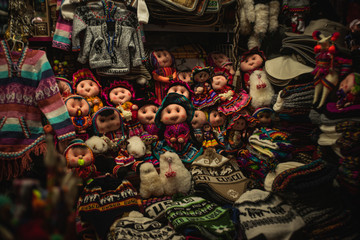 Fototapeta na wymiar Puppen auf dem Markt in Peru