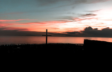 Naklejka premium Cross at sunset