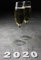 Kieliszki z szampanem na ciemnym tle