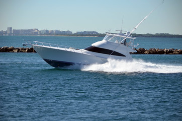 Obraz premium High-end sport fishing boat speeding on Government Cut off Miami Beach,Florida