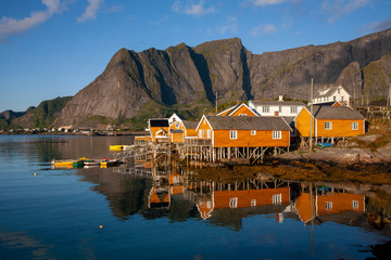 Rorbuer im Ort Sakrisøy auf den Lofoten. © Heiko Köhrer-Wagner