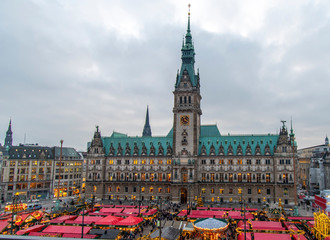 Fototapeta premium Hamburg at Christmas - Christmas market at the town hall market
