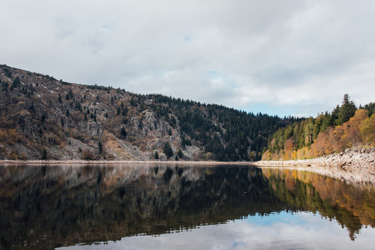 lac blanc avec la montagne des vosges &agrave; orbey