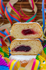 Pfannkuchen (Berliner) mit Puderzucker und Partydekoration