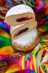 Pfannkuchen (Berliner) mit Puderzucker und Partydekoration