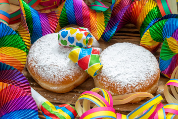 Pfannkuchen (Berliner) mit Puderzucker und Partydekoration