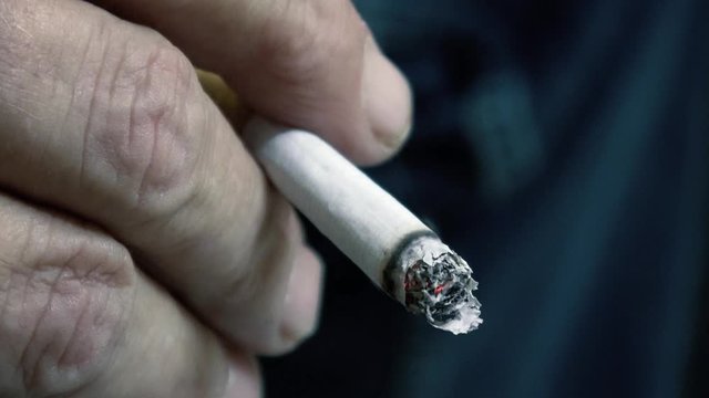 Nahaufnahme von einer Zigarette beim rauchen