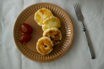 Cheesecakes are a hearty dish for breakfast and lunch, if you add kumquat jam to the hot curd balls.