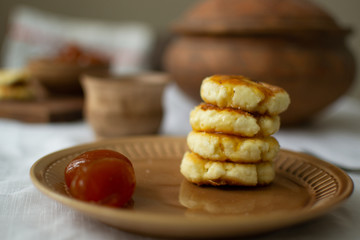 Cheesecakes are a hearty dish for breakfast and lunch, if you add kumquat jam to the hot curd balls.