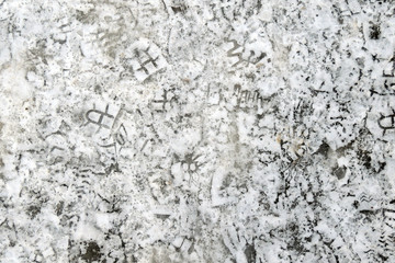 Huellas de pisadas sobre la calle nevada