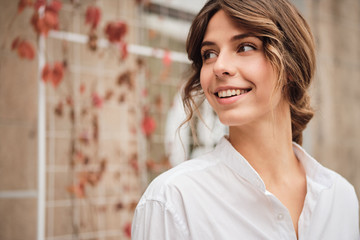 Obraz premium Young attractive stylish woman happily looking away in workshop