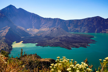 Naklejka na ściany i meble Vue magnifique sur le lac, le cratère et le sommet du volcan Rinjani en Indonesie
