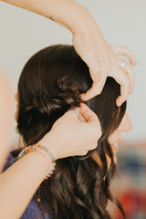 Naklejka premium Femme chez le coiffeur