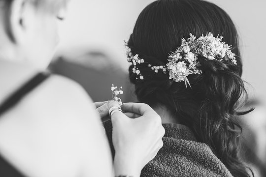 La mari&eacute;e pendant sa pr&eacute;paration chez le coiffeur