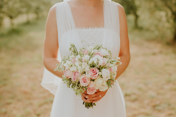 La mariée et son bouquet