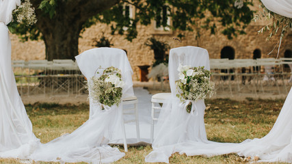 Les chaises des mariés pour la cérémonie laïque