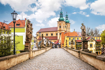 Fototapeta premium Średniowieczny gotycki most św. Jana w centrum miasta Kłodzko, Dolny Śląsk, Polska