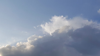 Fototapeta na wymiar Textura de nuvens brancas e céu azul.