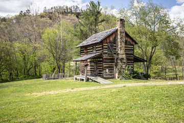 Obraz premium Kentucky Historical Log Cabin. Gladie historic cabin in the Daniel Boone National Forest in Kentucky. This is a historical landmark on public park land and not a privately owned residence or property.