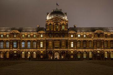Obraz premium Paris, France - December 5, 2019: The famous square courtyard building of the Louvre Museum at night