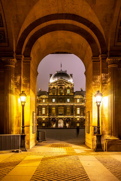 Naklejki Paris, France - December 5, 2019: The famous square courtyard building of the Louvre Museum at night