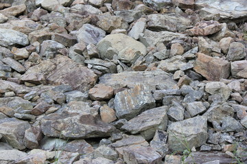 様々なサイズの石だらけの地面