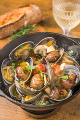 あさりのアヒージョ スペイン料理　Clam Ahijo (Oil baked dish)