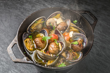 あさりのアヒージョ スペイン料理　Clam Ahijo (Oil baked dish)