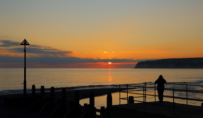 Obraz premium Sunset above the sea near town of Seaton in Devon