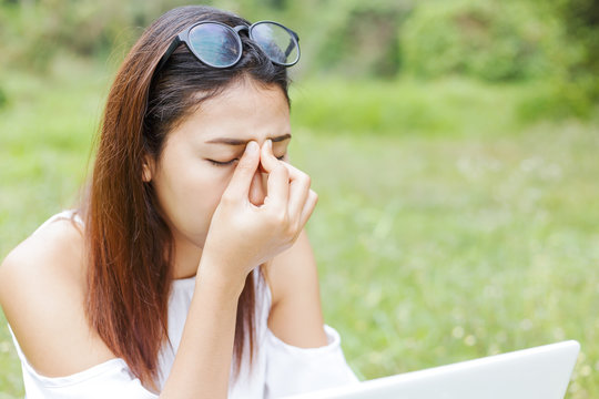 a women use laptop and she eye pain.