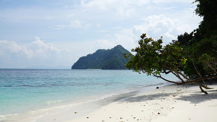 Fototapeta na wymiar Beautiful crystal clear water of Nyaung Oo Phee island in Andaman sea