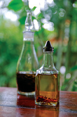 Obraz na płótnie Canvas Recipientes de vidrio de vinagre balsamico y aceite
