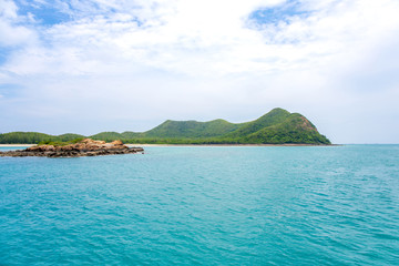 Fototapeta premium Landscape photo of Samaesarn island and clean sea water with blue sky and white clouds at Samaesarn island, Sattahip, Chonburi, Thailand.