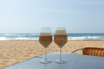 2 Gläser am Meer