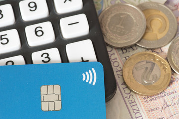 Taschenrechner, Geld Polnische Zloty PLN und eine Kreditkarte