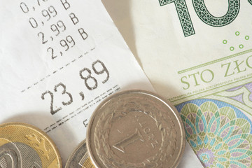 Ein Kassenbon und Geld Polnische Zloty PLN