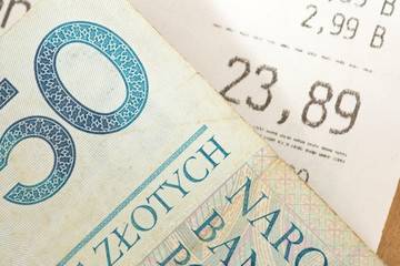 Ein Kassenbon und Geldschein Polnische Zloty PLN
