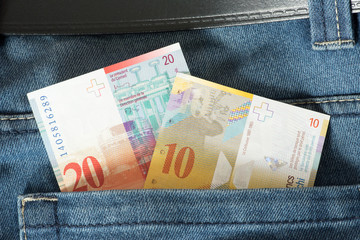 Banknoten Schweizer Franken CHF in Hosentasche einer Jeans
