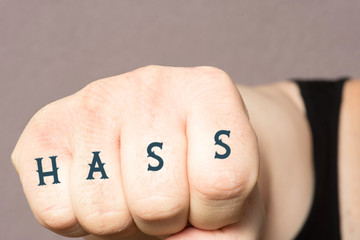 Eine Faust und das Wort Hass