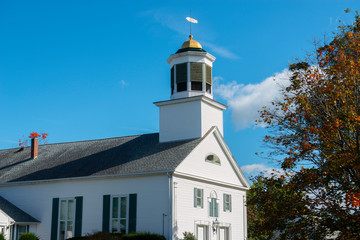 Fototapeta na wymiar First Church of Merrimack on 7 Baboosic Lake Rd in fall in Merrimack, New Hampshire, USA.