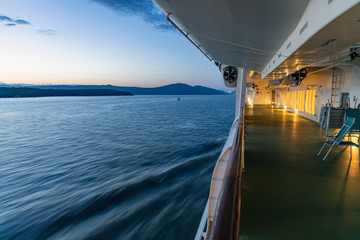 Kreuzfahrtschiff am Abend