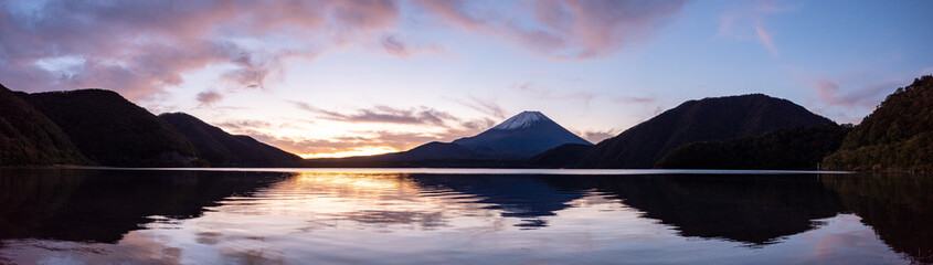 Fototapeta na wymiar Lake Motosuko early morning.